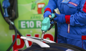 Price of E10 gasoline rises above 20,000 dong per liter