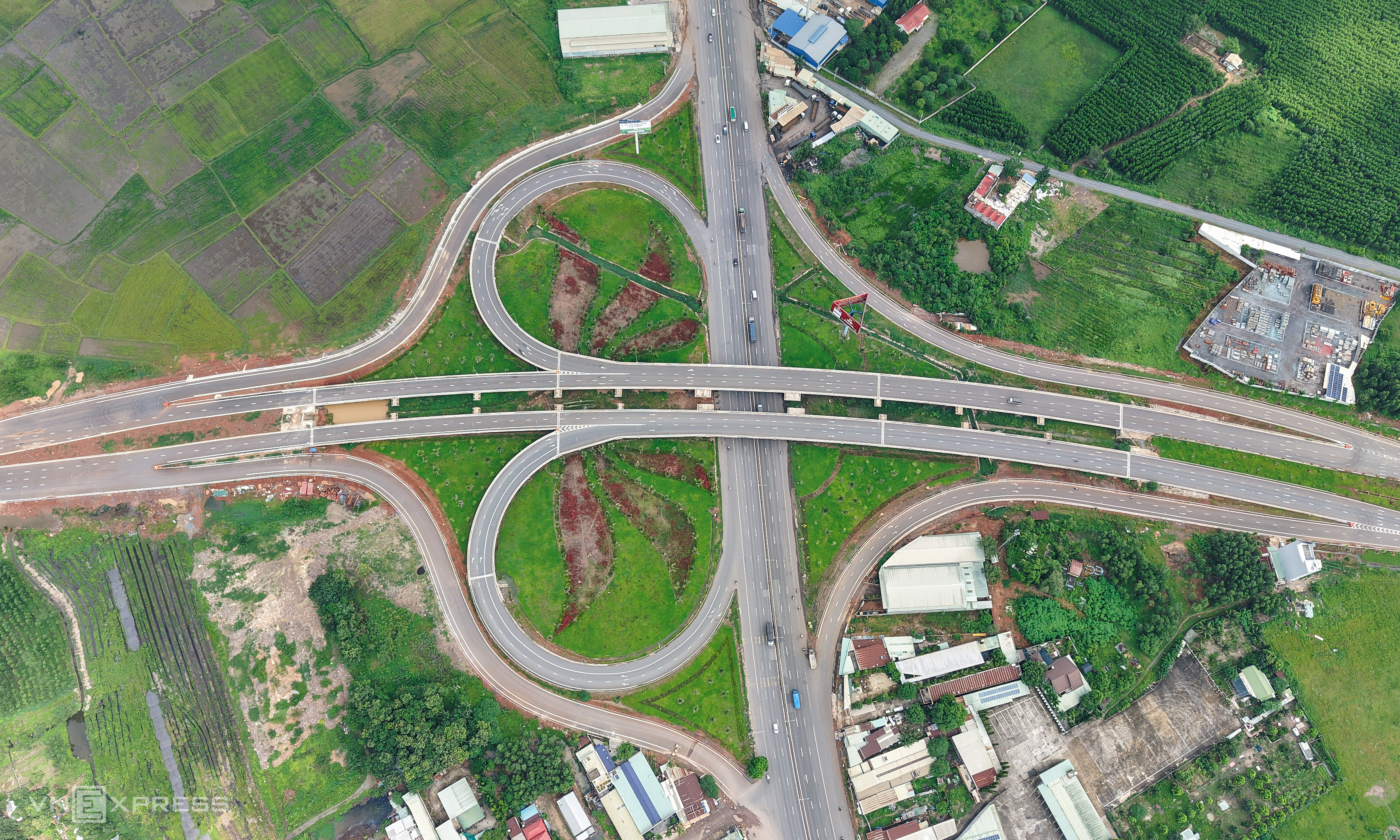 Long Thanh Airport interchange connecting to HCMC Ring Road 3 takes shape