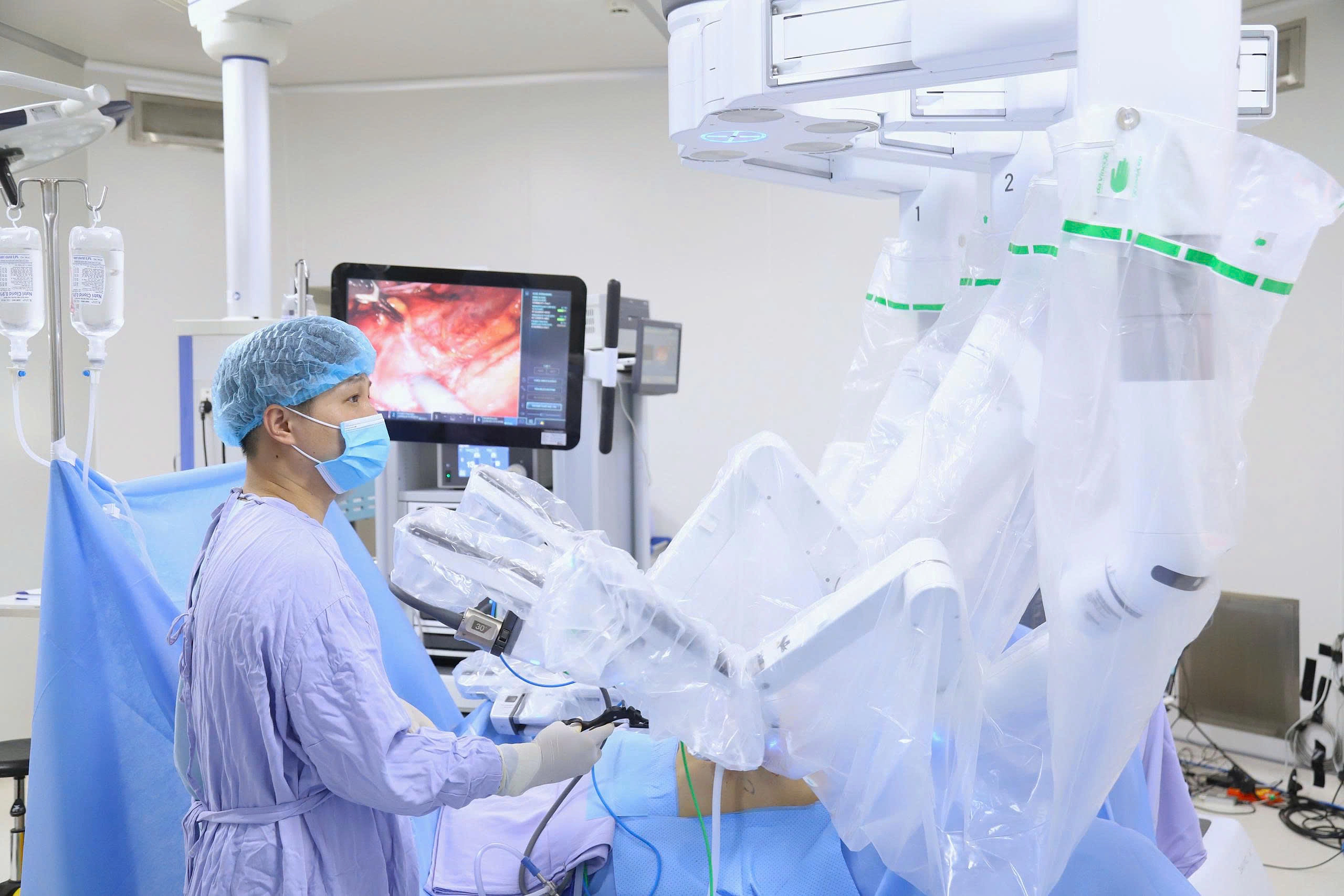 Doctors learn to control surgical robots for six cancer types
