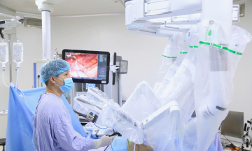Doctors learn to control surgical robots for six cancer types
