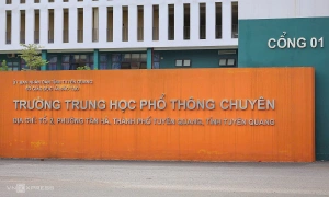 A teacher surrenders in Tuyen Quang's unusually high math scores case