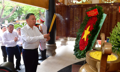 General Secretary, President offers incense to martyrs at Le Thi Rieng Park