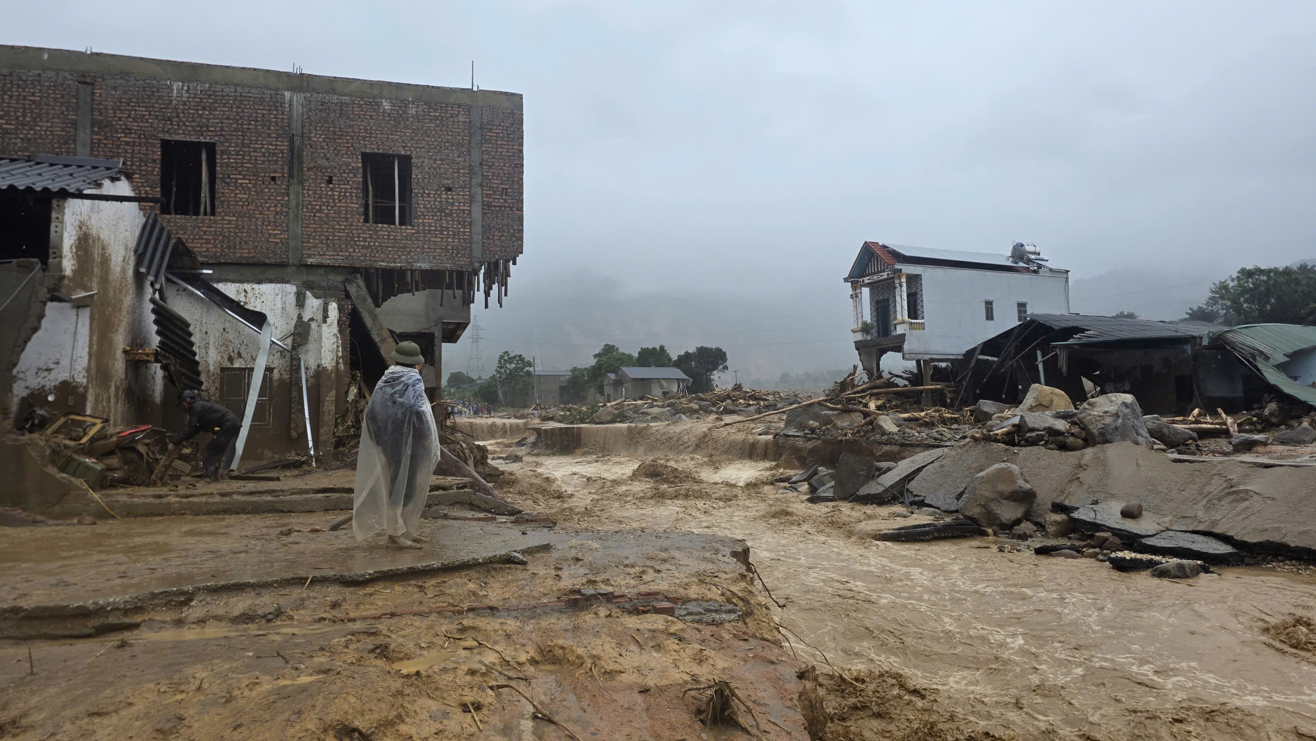 Lai Chau, Son La provinces devastated by flash floods