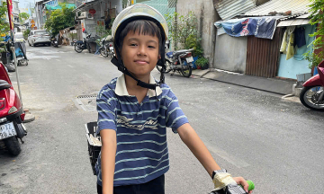 Nine-year-old boy goes viral selling eggs with poetry