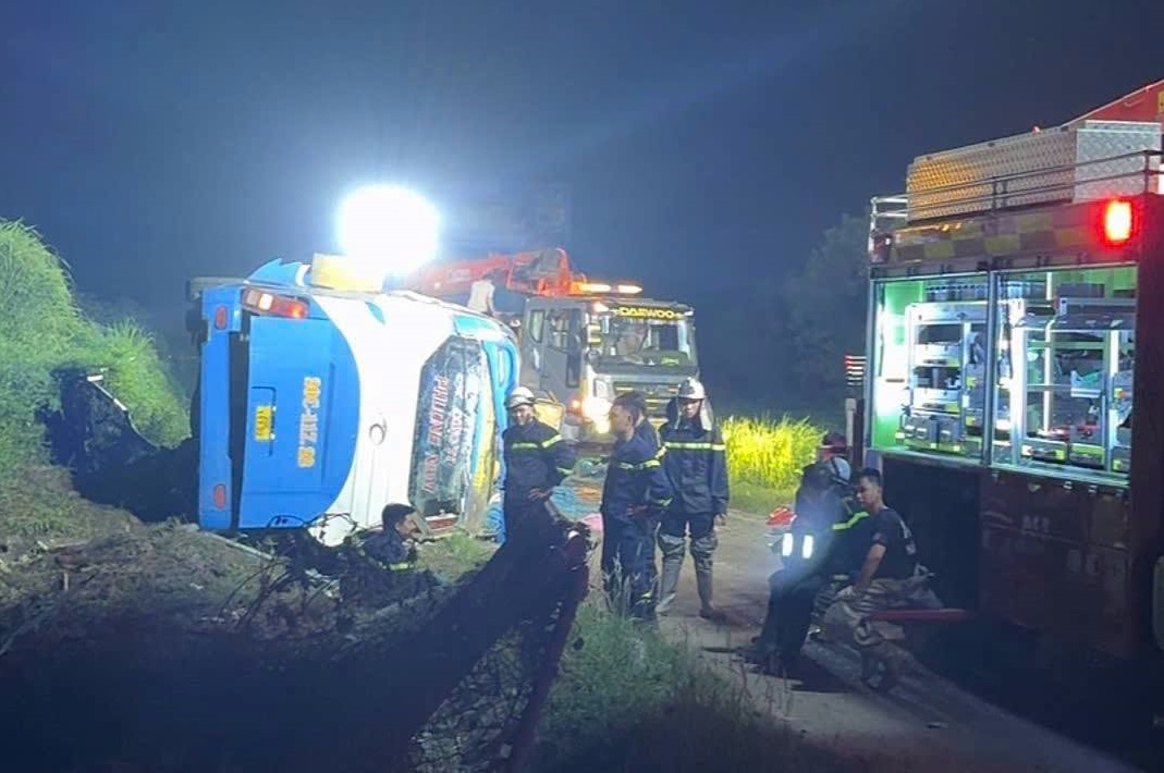 Bus crashes off Phap Van - Cau Gie expressway, four dead