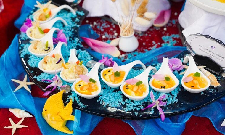 Five-star chefs compete to cook dishes with bird's nest