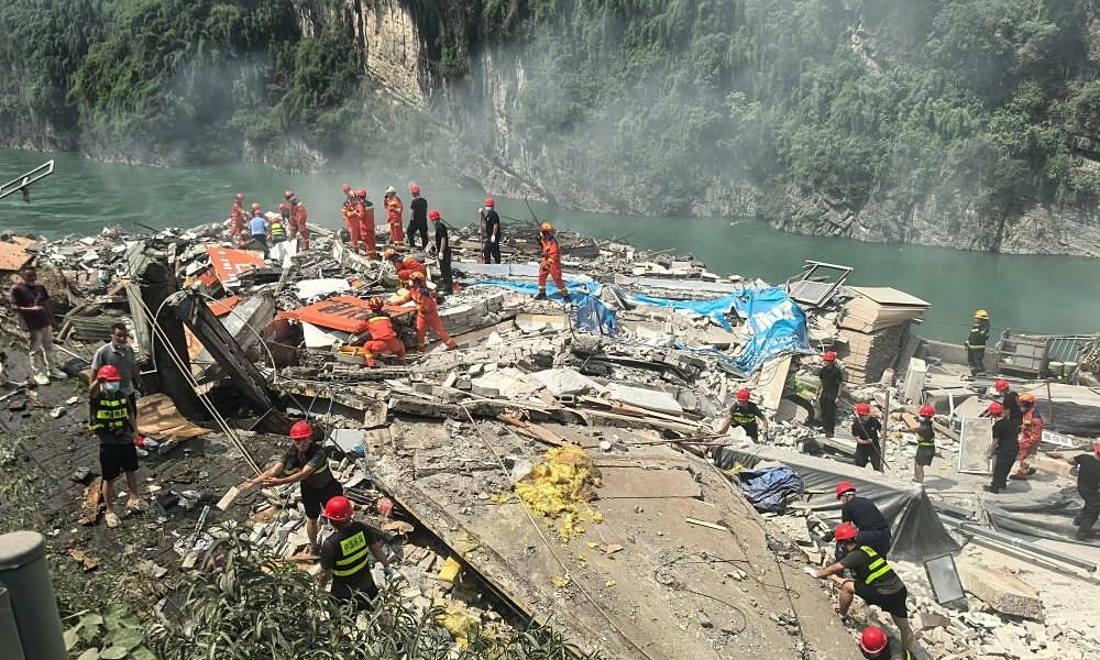 Landslide buries evacuees
