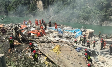 Landslide buries evacuees