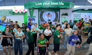 Chau Tuyet Van, Nguyen Thuy Linh energize Herbalife booth at VM Da Nang