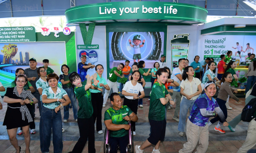 Chau Tuyet Van, Nguyen Thuy Linh energize Herbalife booth at VM Da Nang