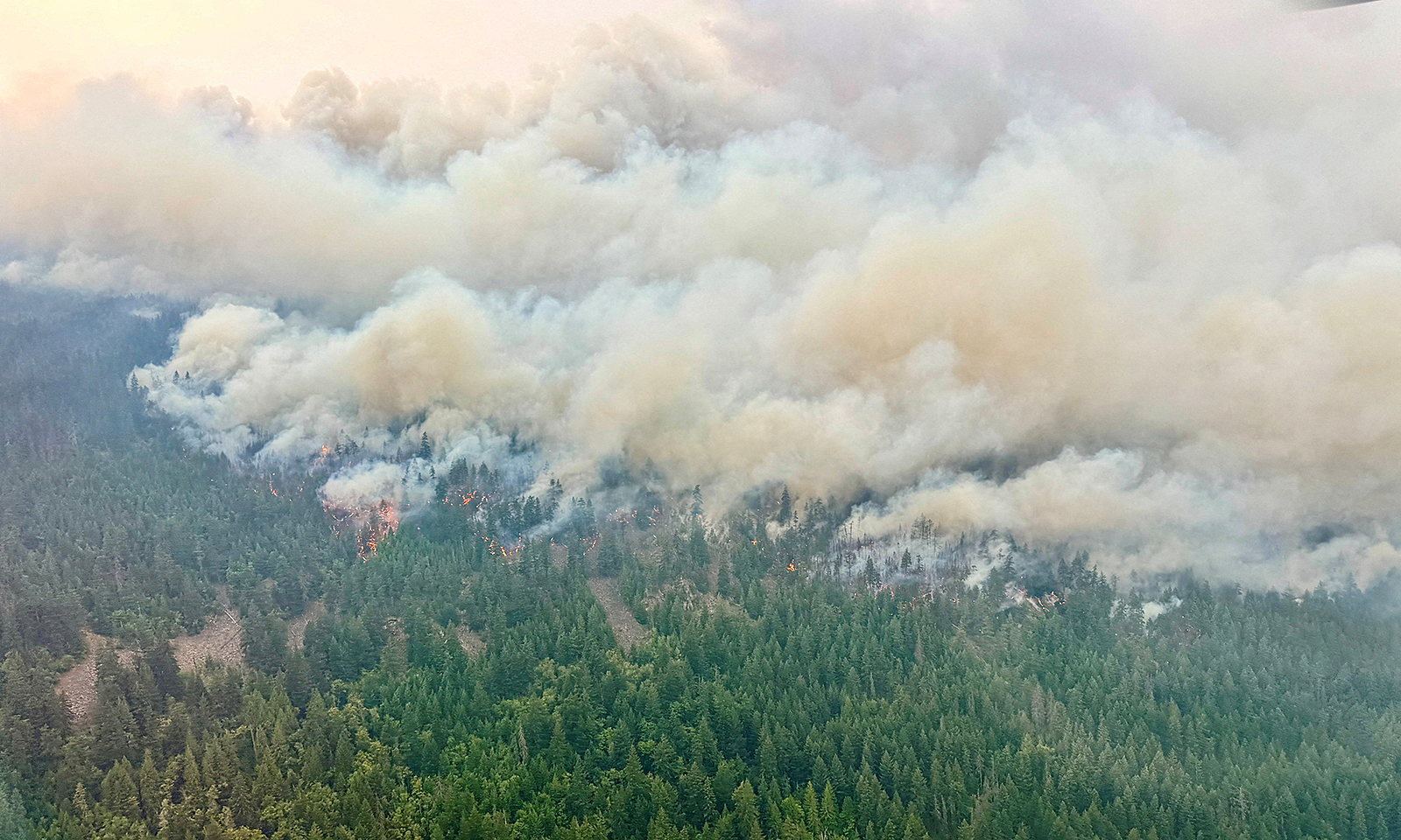 Canada deploys aircraft to evacuate residents amid wildfires
