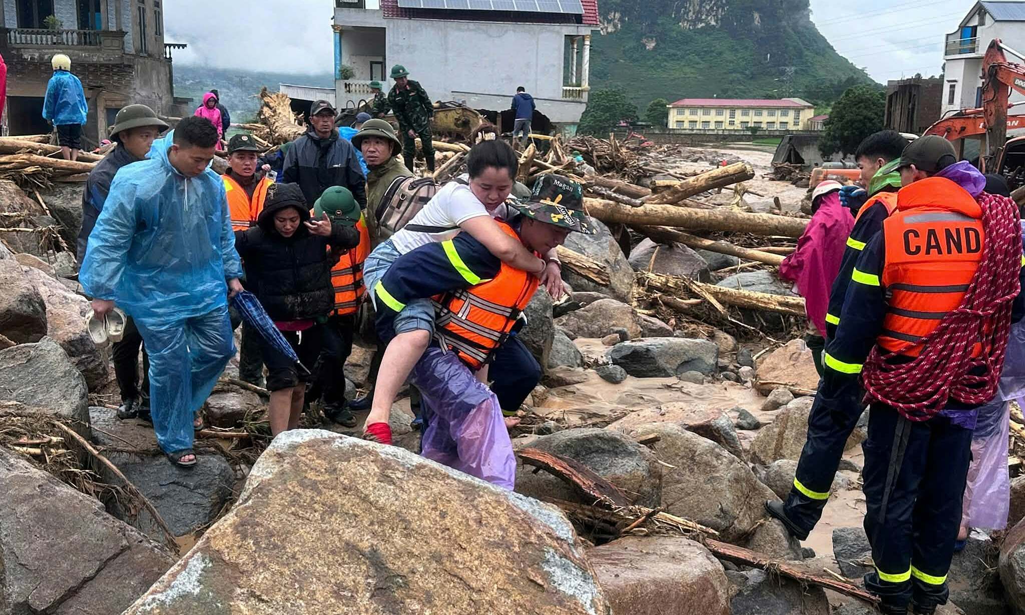 Lai Chau races to find victims, clear mud after flash floods