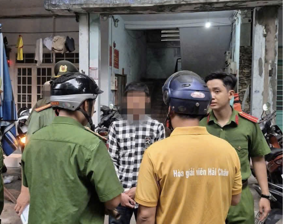 150 police officers simultaneously check residency at six apartment buildings in Da Nang