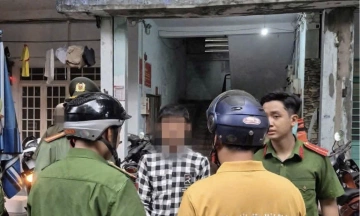 150 police officers simultaneously check residency at six apartment buildings in Da Nang