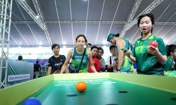 Runners enjoy ball toss, pickleball at Herbalife booth