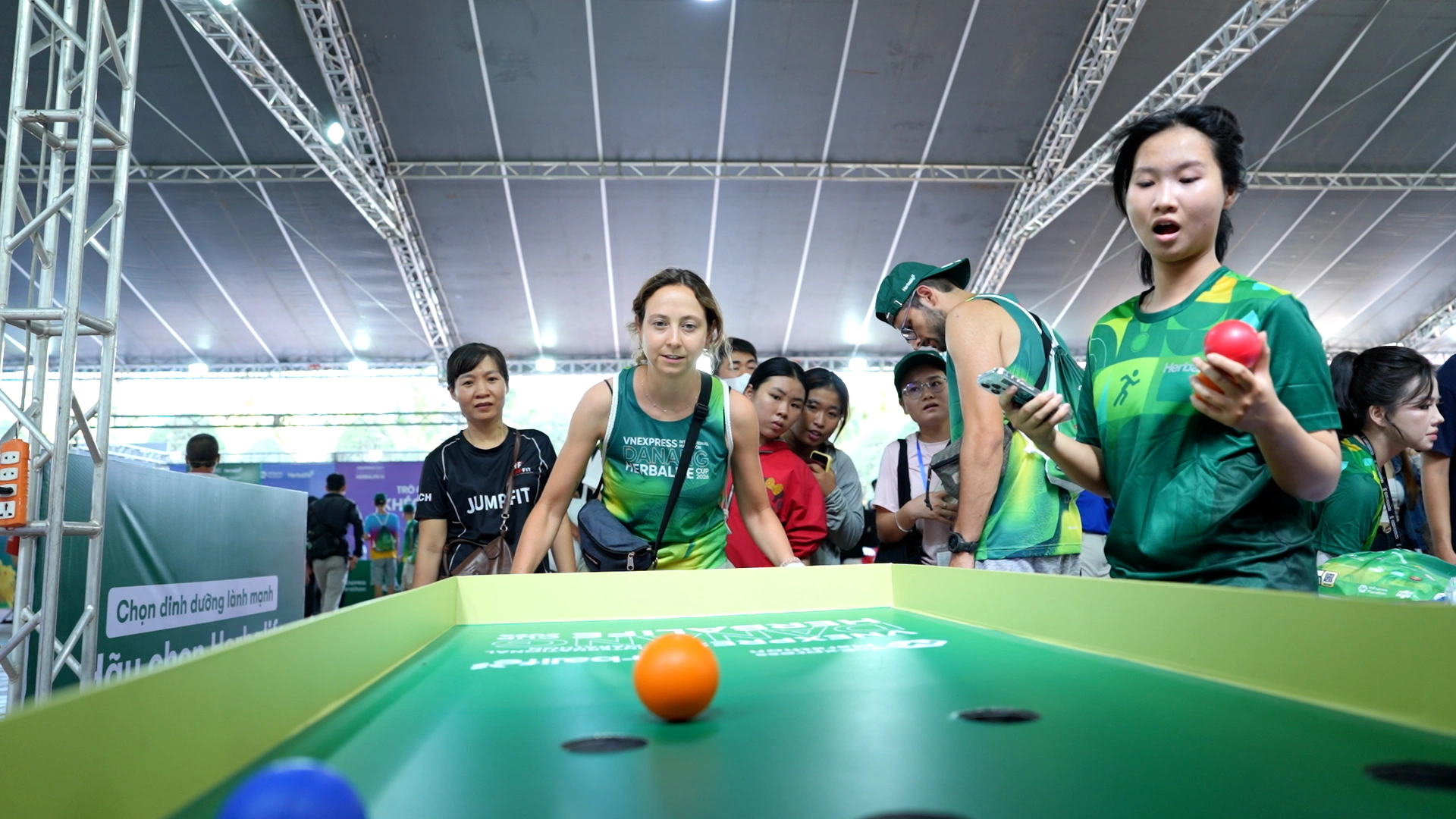 Runners enjoy ball toss, pickleball at Herbalife booth