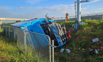 Truck overturns on Ham Nghi - Vung Ang expressway, one dead