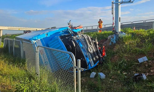 Truck overturns on Ham Nghi - Vung Ang expressway, one dead