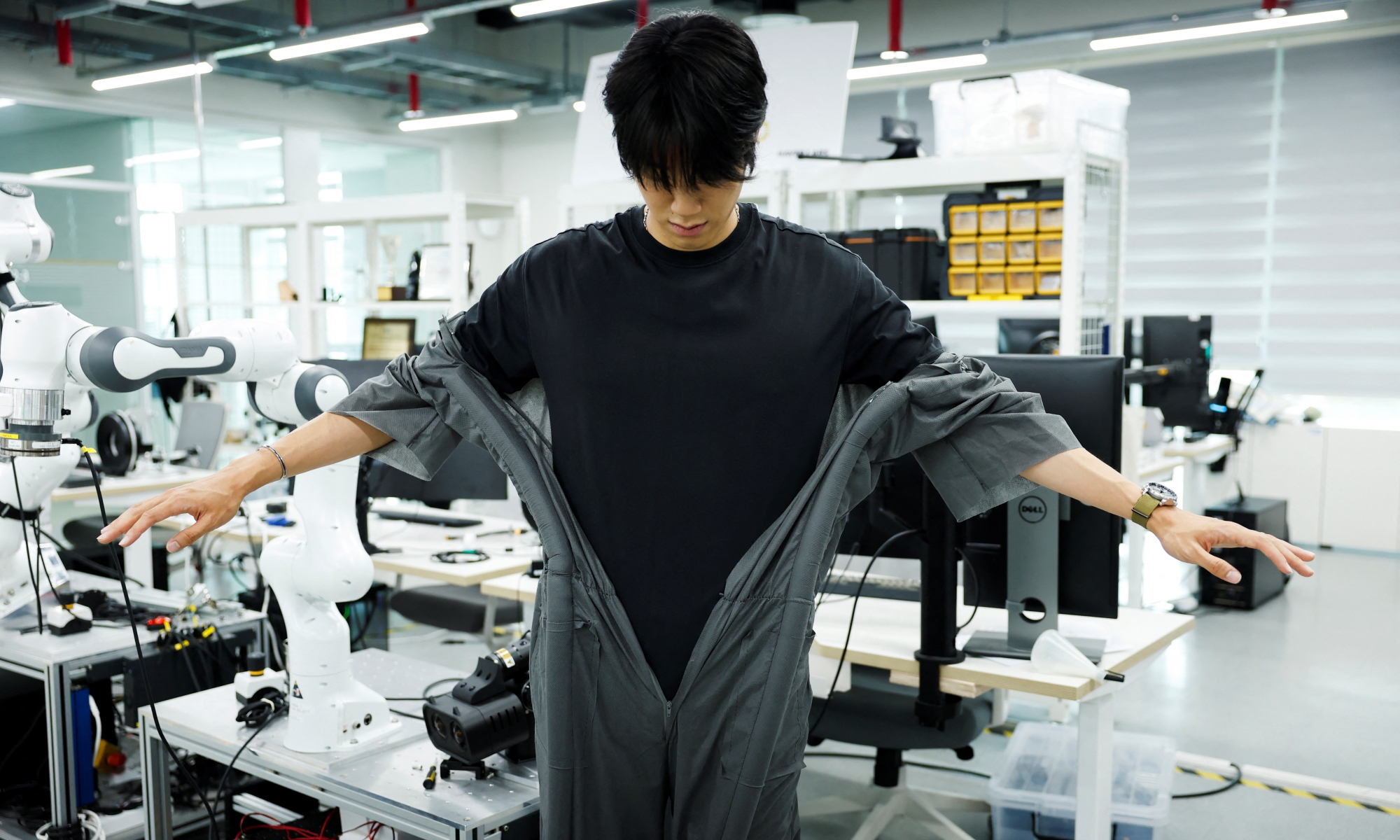 Robot helps people get dressed