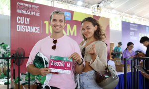 Thousands of runners receive race-kits for VnExpress Marathon Da Nang on opening day