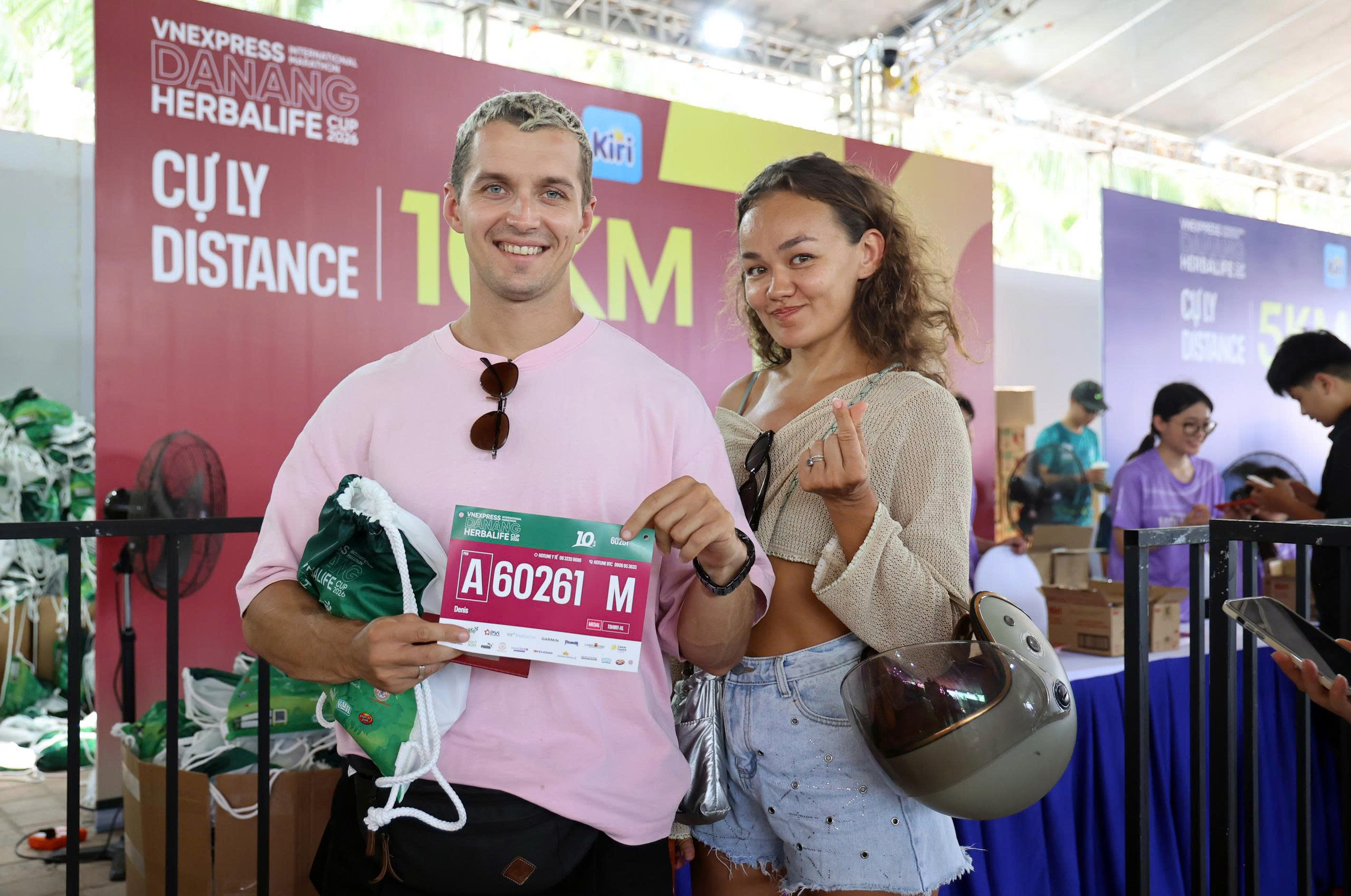 Thousands of runners receive race-kits for VnExpress Marathon Da Nang on opening day