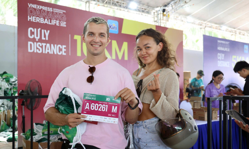 Thousands of runners receive race-kits for VnExpress Marathon Da Nang on opening day
