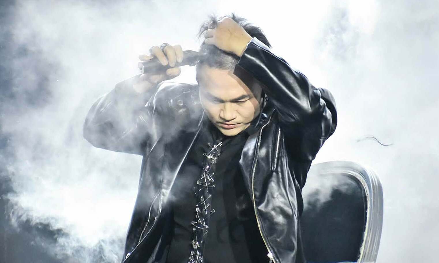Dai Nghia shaves his head on stage
