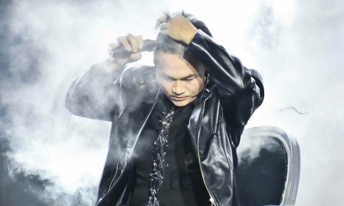 Dai Nghia shaves his head on stage