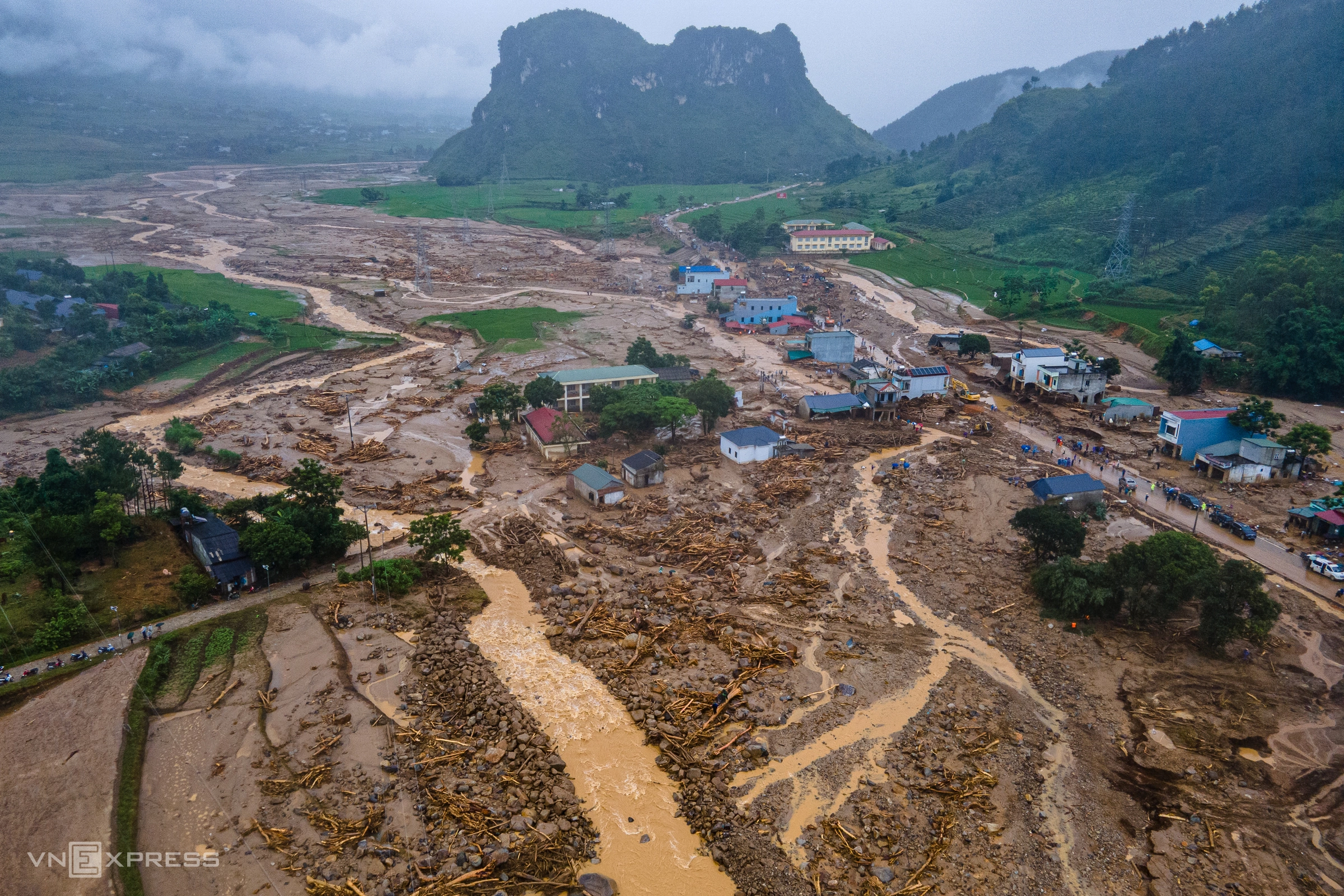 Mud and soil cover Muong Than valley