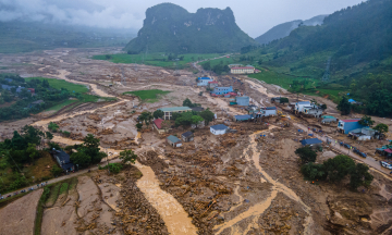 Mud and soil cover Muong Than valley