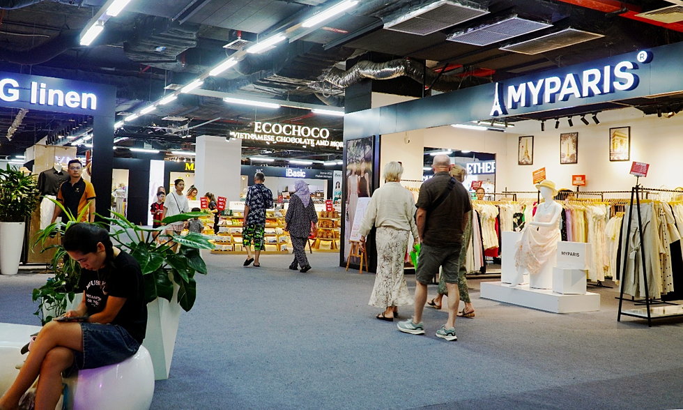 A&B shopping mall launches specialized shopping zone for tourists