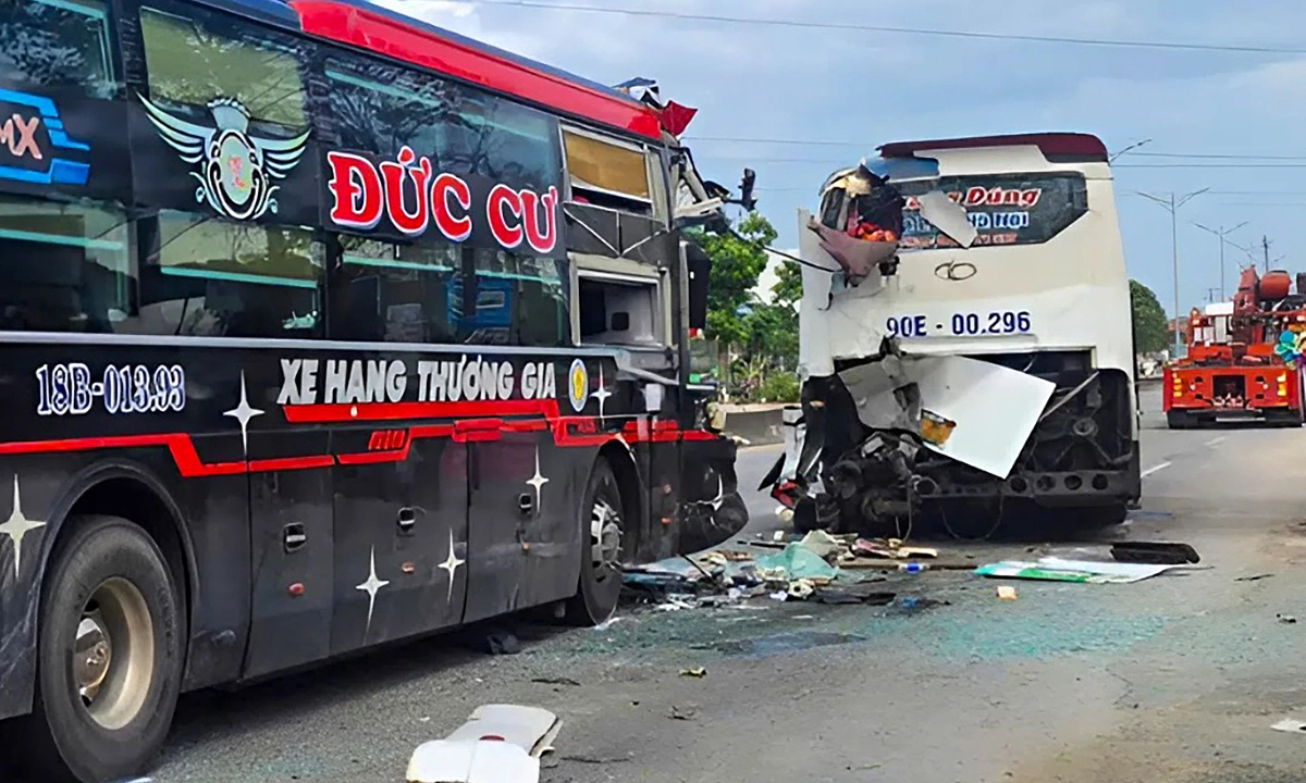 Two passenger buses collide, one dead