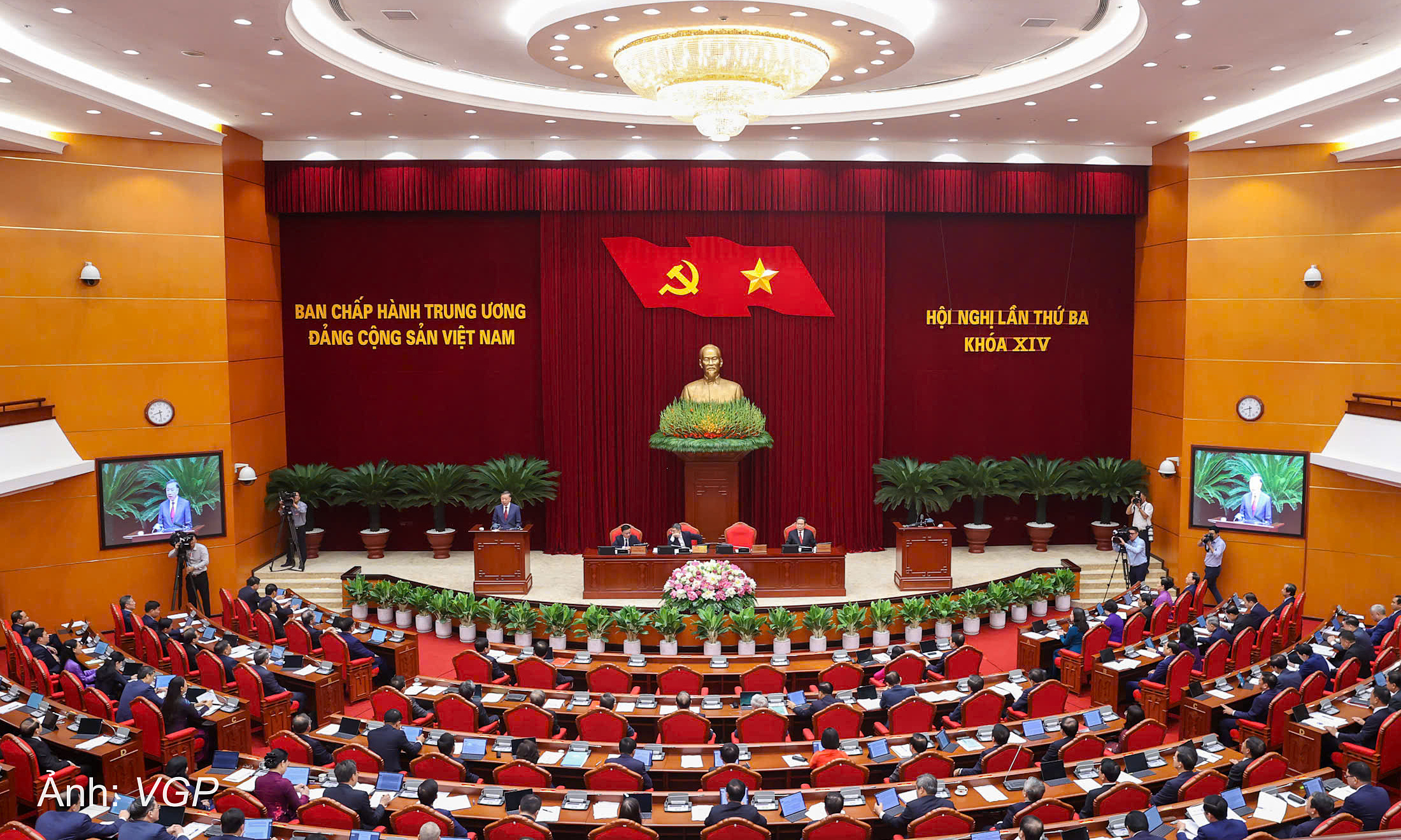 Central Committee discusses views on amending land law