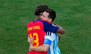 Yamal comforts Messi after 2026 World Cup victory