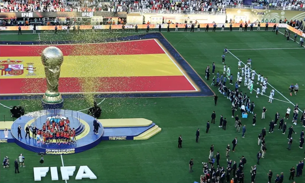 Argentina criticized for turning their backs as Spain lifted the cup