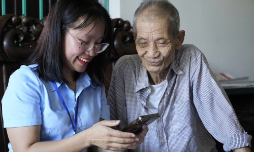 Impersonating public administration service center officials to defraud the elderly