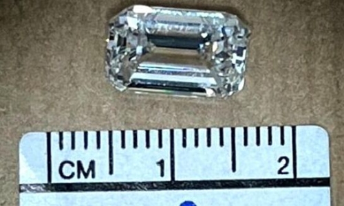 Scheme of concealing fake goods, swapping real diamonds in a jewelry store