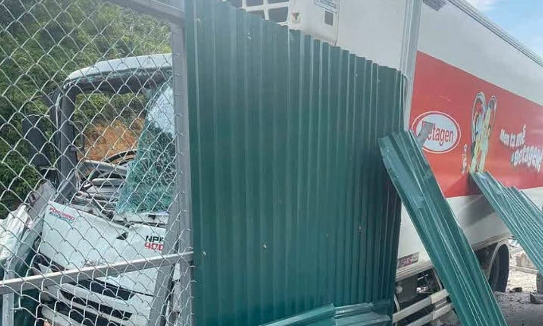 Driver dies after hitting construction barrier on Noi Bai - Lao Cai expressway