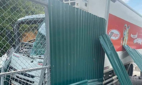 Driver dies after hitting construction barrier on Noi Bai - Lao Cai expressway