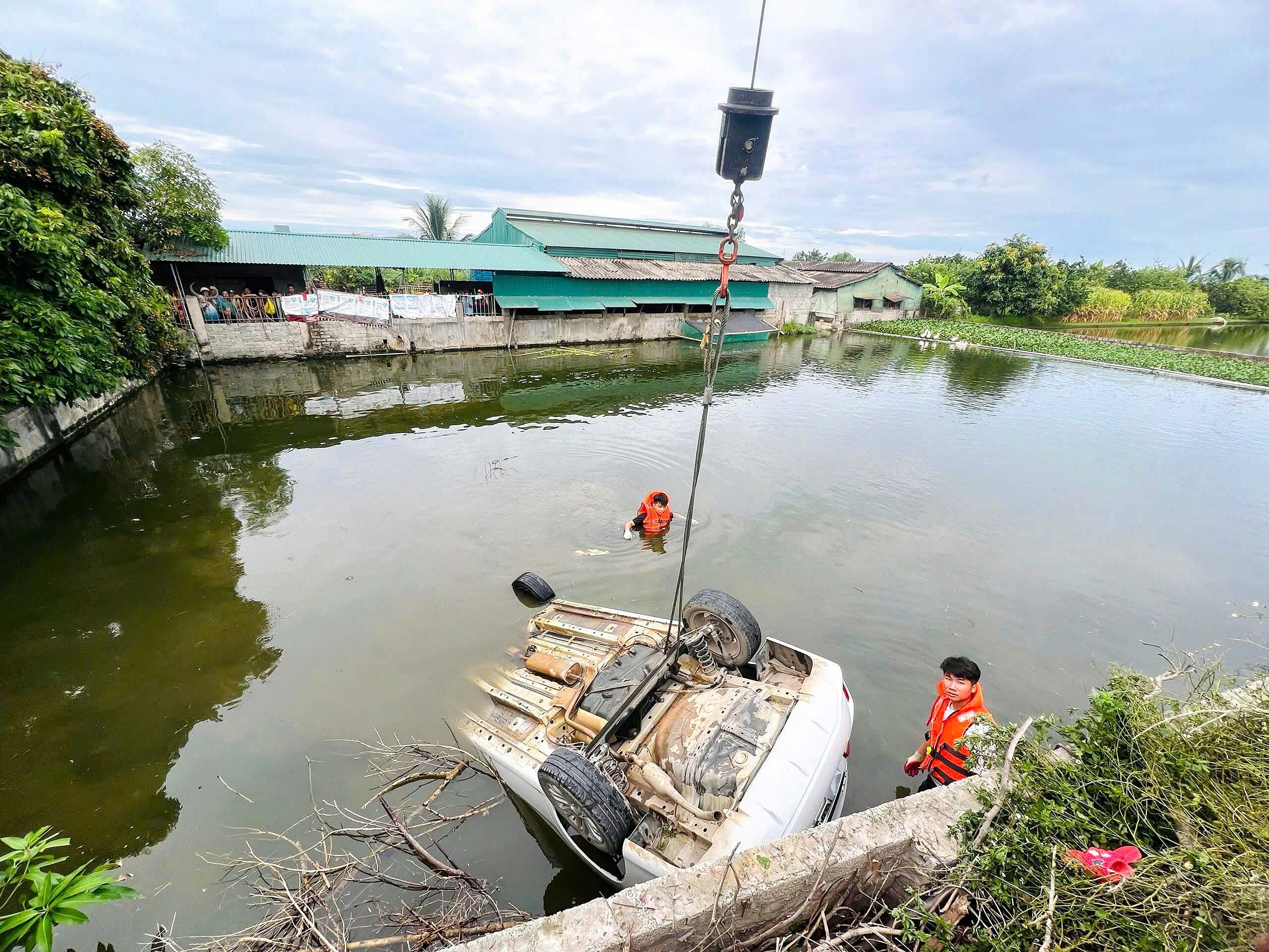 Driver dies in car found in pond