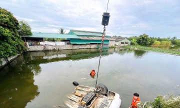 Driver dies in car found in pond