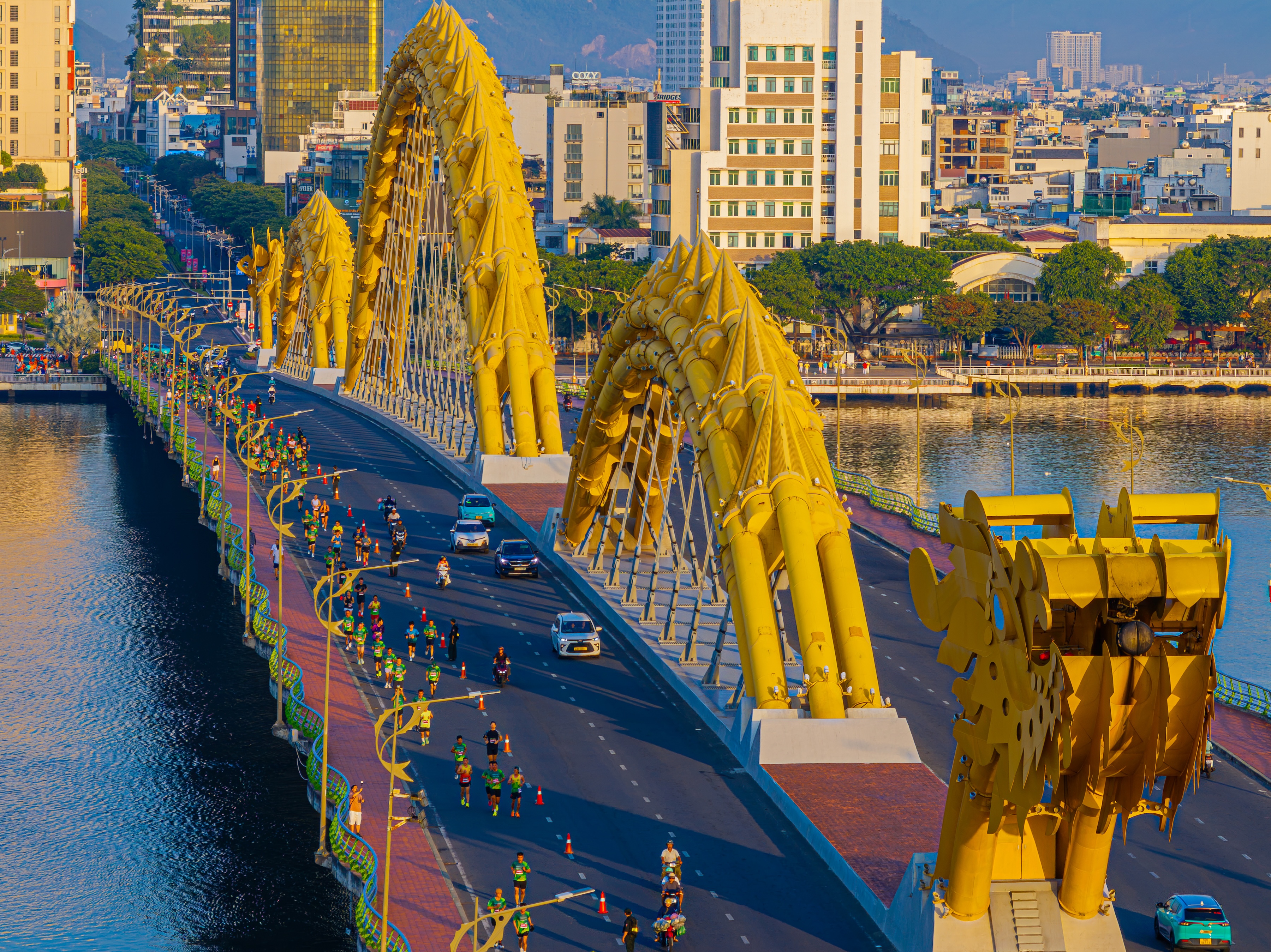 Da Nang's sunrise through the strides of 13,000 VnExpress Marathon runners