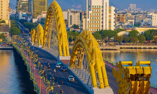 Da Nang's sunrise through the strides of 13,000 VnExpress Marathon runners