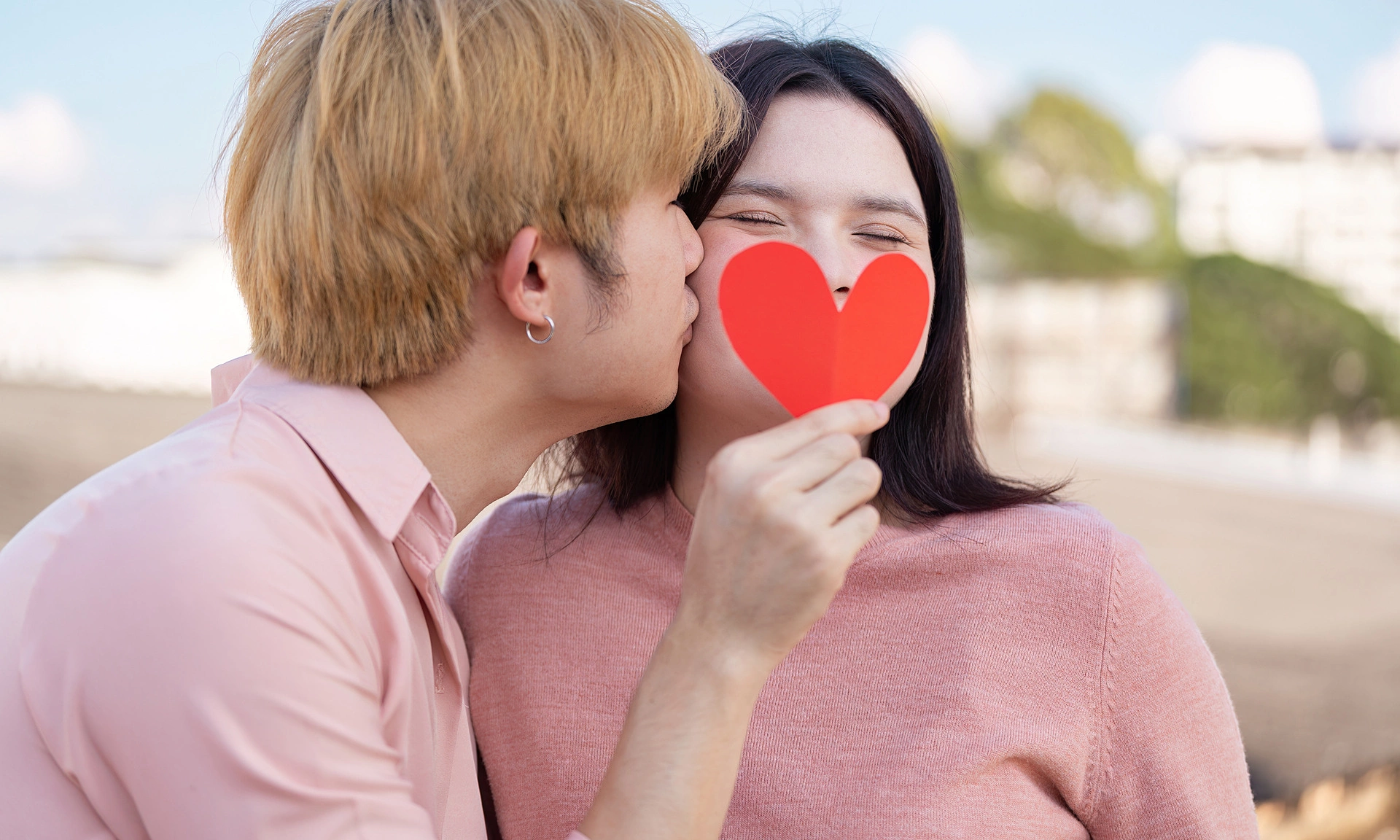 Can kissing transmit meningococcal disease?