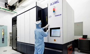 ASML offers 20,000 euro bonus to keep employees at the company