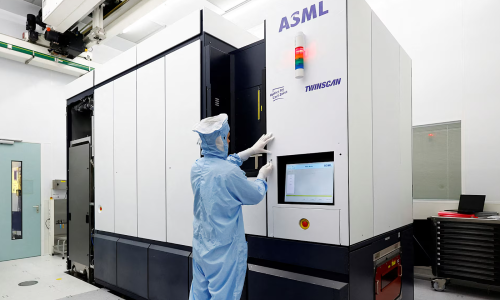 ASML offers 20,000 euro bonus to keep employees at the company