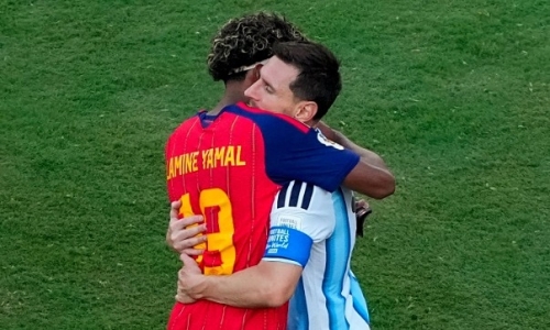 Yamal reveals content of conversation while embracing Messi