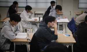 Professor jailed for forcing students to write papers, helping daughter enter top university