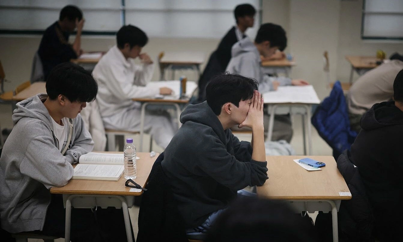 Professor jailed for forcing students to write papers, helping daughter enter top university