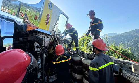 Police break open cabin, rescue trapped driver after accident on Khanh Le Pass